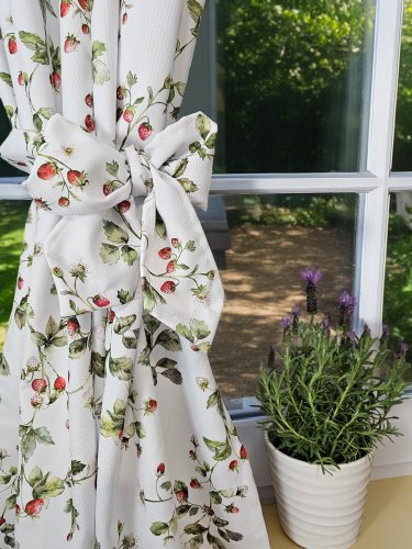 ZESTAW ZASŁON+ZAZDROSTKA PLAMOODPORNY POZIOMKI